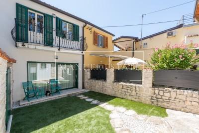 House with a garden in the center of Novigrad, 50 m from the sea