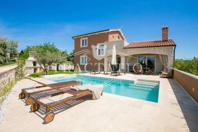 Vacker fristående villa med pool