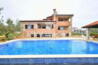 Luxuriöses Wohnhaus mit einem Pool von 60 m2