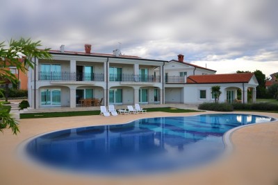 Villa met zes appartementen in de buurt van de zee, Istrië