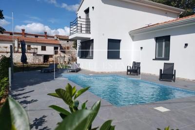 Villa con piscina in una posizione tranquilla, 132 m2, vicino a Parenzo