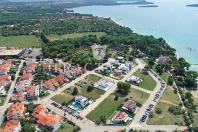 Prodajemo nezavršenu kuću u prvom redu do mora u blizini Pule, Hrvatska.