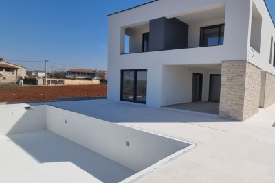 Una casa moderna indipendente vicino a Parenzo, 240 m2, giardino 750 m2 - nella fase di costruzione